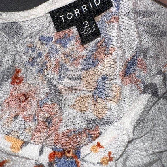 TORRID FLORAL HIGH LOW WHITE TOP COLD SHOULDER SIZE 2X - Picture 4 of 5